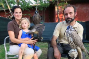 La familia con varias aves durante una estancia en Roma.-ECB