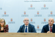 Emiliana Molero (FAE), Gonzalo Salazar (UBU) y Fernando Merino (Banco Santander), en la presentación de Foro de Empleo. SANTI OTERO