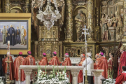 Los representantes de la iglesia  contemplan el cuadro de Valentín Palencia y sus alumnos, obra de  Cándido Pérez.-SANTI OTERO