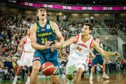 Cancar pierde el balón ante la presión defensiva de Rodrigo San Miguel.-FIBA