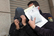 Un detenido y un policía en la anterior redada de amaño de partidos, en Murcia el pasado mes de febrero.-/ MARCIAL GUILLEN