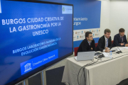 Javier Lacalle, Fernando Gómez y Mario San Juan  en la presentación ayer del proyecto que llevan hoy a París.-ICAL