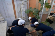 Operarios del Vaticano abre una de las dos tumbas donde se buscaba a Emanuela Orlandi.-AFP