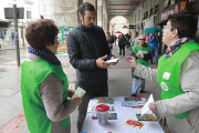Alcer Burgos instaló tres mesas informativas en la capital burgalesa para concienciar sobre la donación de órganos.-RAÚL G. OCHOA