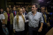Lilian Tintori, la esposa del opositor encarcelado Leopoldo López, recibe a Albert Rivera este martes a su llegada a Venezuela.-EFE / MIGUEL GUTIÉRREZ