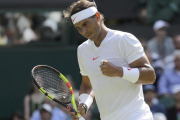 Nadal celebra un punto en su debut en Wimbledon.-AP / BEN CURTIS