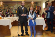 La atleta infantil Ángela Pérez fue la primera en recibir las distinciones en la recepción oficial de la festividad de Santa Casilda.-G.G.