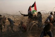 Manifestantes palestinos lanzan piedras contra los soldados israelís en las protestas de este viernes en Khan Younis, en el sur de la frontera de Gaza.-AP / ADEL HANA