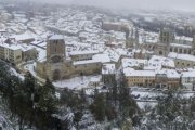 La nieve cubrió por completo la capital y junto con el hielo complicó mucho los desplazamientos por la ciudad, especialmente en las entradas a los polígonos de Villalonquéjar y el Burgos Este.-ISRAEL L. MURILLO