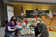 María Martínez de Simón, de Accem, y Beatriz Rodríguez, de Innova Abogados, posan con los juguetes recogidos durante estas semanas ECB