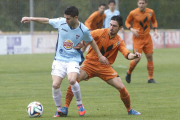 David presiona a un jugador de la Gimnástica Segoviana ayer durante el choque disputado en Castañares.-RAÚL G. OCHOA