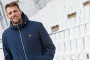 El director deportivo del Burgos CF en la grada de El Plantío. TOMÁS ALONSO