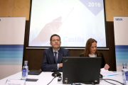 La directora de la Territorial Noroeste de BBVA, Yolanda Martínez-Bajo, y el economista jefe de España de BBVA Research, Miguel Cardoso, presentan el informe de BBVA Research 'Situación Castilla y León', que profundiza en las perspectivas de la Comunidad.-ICAL