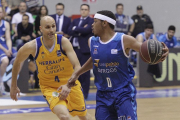 Corey Fisher busca a un compañero durante el partido que enfrentó al San Pablo con el Gran Canaria.-SANTI OTERO
