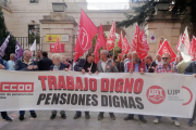 Alrededor de un centenar de pensionistas secundaron la manifestación de ayer frente a la Subdelegación.-D. S. M.