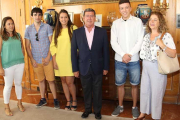 Rico, en el centro, junto a los alumnos y las profesoras.-ECB