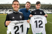 Michu posa con los dos fichajes del Burgos CF, Goldar y Castel. TOMÁSALONSO