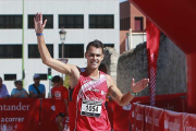 Daniel Arce (Rioja Añares) atraviesa en solitario la meta de la carrera ubicada en el Hospital delRey-Raúl G. Ochoa
