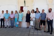 La alcaldesa, Raquel González, descubre una placa conmemorativa en la estación ferroviaria.-L. V.