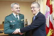 Alfonso Martín saluda a Roberto Saiz.-RAÚL G. OCHOA