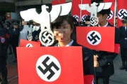 Estudiantes del colegio secundarista Kuang Fu, desfilan vestidos como soldados Nazi, en la ciudad de Hsinchu en Taiwán. El 24 de diciembre de 2016.-EFE / EPA KUANG FU HIGH SCHOOL