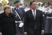 Merkel (izq) y el presidente de Panamá, Juan Carlos Varela, pasan revista a la guardia de honor antes de reunirse en la cancillería, en Berlín, este martes.-AP / MARKUS SCHREIBER