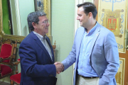 César Rico y Daniel de la Rosa en un momento previo a la reunión que mantuvieron ayer.-ISRAEL L. MURILLO