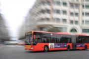 Un autobús municipal circula por la plaza del Cid en la capital burgalesa, luciendo una campaña publicitaria.-ISRAEL L. MURILLO