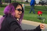Tyka Nelson, hermana de Prince, frente a la casa de Paisley Park en la que falleció el músico, el jueves 21 de abril.-AP / STEVE KARNOWSKI