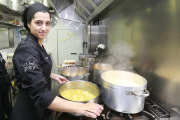 Carmen Tirado prepara uno de los platos  de La Granja, donde trabaja desde hace dos años.-RAÚL OCHOA