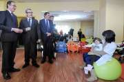 El Ministro de Sanidad junto con el director del centro, Aitor Aparicio, y el consejero de Sanidad en la visita al Creer.-ISRAEL L. MURILLO