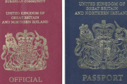 Combo de imágenes del actual pasaporte (izquierda) y del futuro documento del Reino Unido.-/ AFP