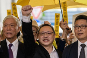 De izquieda a derecha, Chu Yiu-ming, Benny Tai y Chan Kin-man, saludan a su seguidores antes de entrar en el tribunal de West Kowloon en Hong Kong.-AFP / ANTHONY WALLACE
