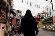 Una mujer musulamana pasea por las calles de Colombo, Sri Lanka.-DANISH SIDDIQUI (REUTERS)