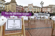 Miembros del colectivo durante la presentación de la manifestación de esta tarde en la plaza del Cid.-RAÚL G. OCHOA