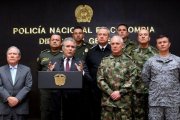 El presidente de Colombia Ivan Duque frente habla al termino de un Consejo de Seguridad acompanado por su ministro de Defensa Guillermo Botero y sus altos mandos militares en Bogota.-LEONARDO MUNOZ (EFE)