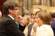 El 'president' Carles Puigdemont junto a la presidenta del Parlament, Carme Forcadell.-
