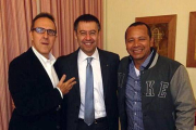 El agente Wagner Ribeiro, Josep Maria Bartomeu y el padre de Neymar.-
