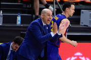 Peñarroya anima a sus jugadores en presencia de Kuric. ACB PHOTO