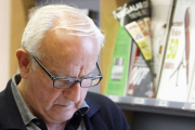 Un hombre ojea una revista en la biblioteca del Teatro Principal.-ISRAEL L. MURILLO