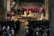 El arzobispo de Ruan  Dominique Lebrun  c  al fondo   pronuncia unas palabras durante el funeral del sacerdote Jacques Hamel en la catedral de Ruan  Francia-EFE / CHARLY TRIBALLEAU POOL