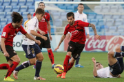 El jugador burgalés del Recreativo ÁlvaroAntón se lleva el balón ante Provencio yCarnicer, ayer, en el Nuevo Colombino.-ALBERTO DOMÍNGUEZ /HUELVAINFORMACIÓN
