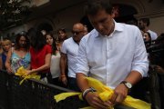 Arrimadas y Rivera retiran lazos amarillos en Alella. /-RICARD CUGAT