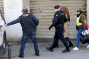 Agentes de la Guardia Civil se llevan a la detenida.-JORDI PUJOLAR (ACN)
