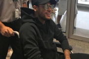 Neymar, a su llegada a Brasil, en silla de ruedas.-/ AFP / CLAIRE DORNALD CLAUZEL