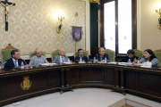 Peña (dch) preguntó a Rico (izq)por la postura del PP ante el fracking, «ya que aquí están en contra pero no en Madrid».-R. O.