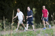 Caminata del presidente del Gobierno en funciones, Mariano Rajoy, acompañado por José Benito Suárez (izquierda), marido de Ana Pastor, y el vicepresidente de la Xunta de Galicia, Alfonso Rueda, por la 'Ruta da Pedra e da Auga', en Ppontevedra.-EFE / SALVADOR SAS