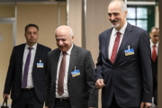 El embajador sirio ante la ONU, Bashar al Yafari (derecha) y miembros de su delegación llegan para asistir a una nueva reunión dentro de las negociaciones de paz para Siria en la sede europea de la ONU, en Ginebra, el 14 de diciembre.-EFE / FABRICE COFFRINI