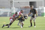 Snyman guarda el oval ante el acoso de la defensa del Ordizia. ECB