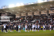 Los jugadores del Burgos CF saludan a la afición tras el partido contra el Andorra. TOMÁS ALONSO